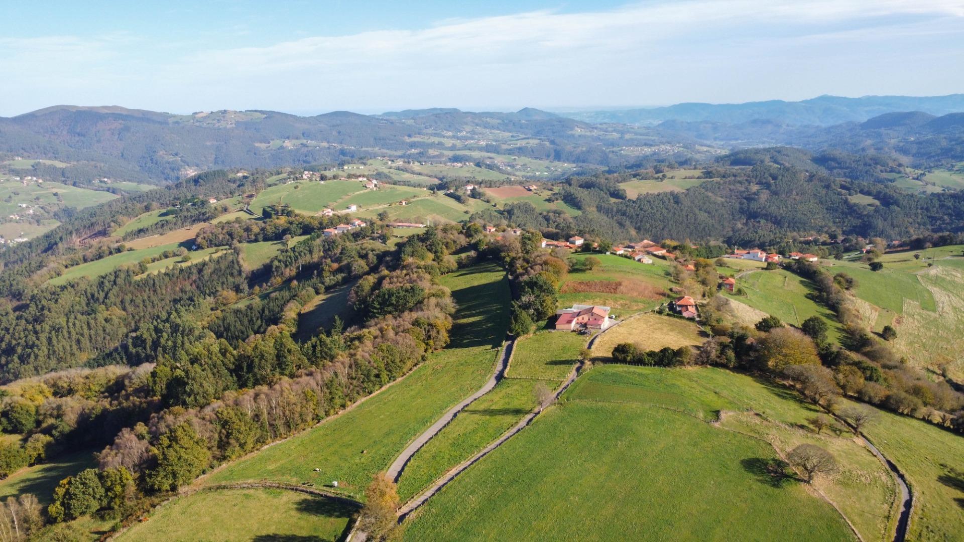 CASA INDEPENDIENTE CON PARCELA EN SALAS: 100% Hipotecable y con presupuesto de reforma del suelo cerrado.