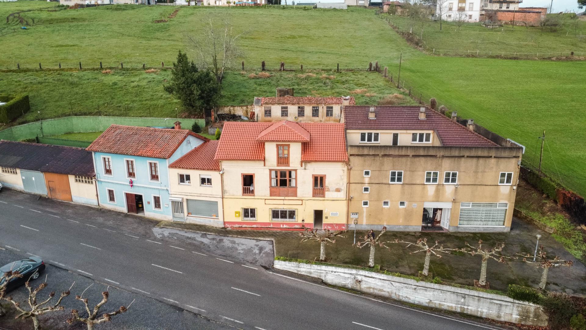 Inversión estratégica en Salas: Edificio mixto con restaurante equipado y gran potencial para hotel de 12 habitaciones con hermosas vistas.