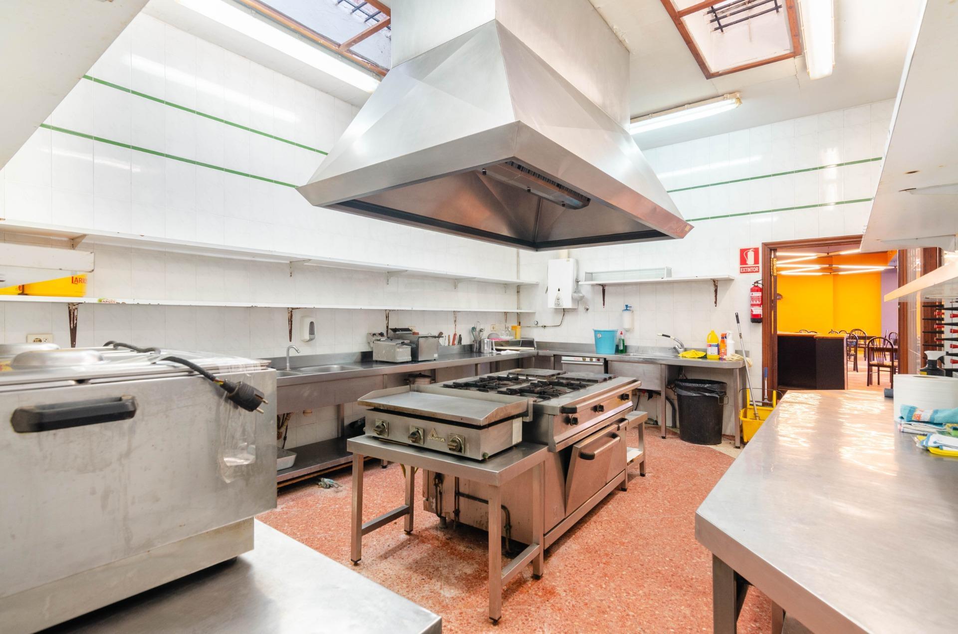 Inversión estratégica en Salas: Edificio mixto con restaurante equipado y gran potencial para hotel de 12 habitaciones con hermosas vistas.