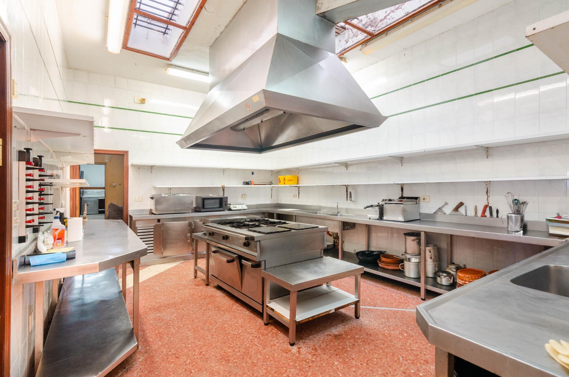 Inversión estratégica en Salas: Edificio mixto con restaurante equipado y gran potencial para hotel de 12 habitaciones con hermosas vistas.