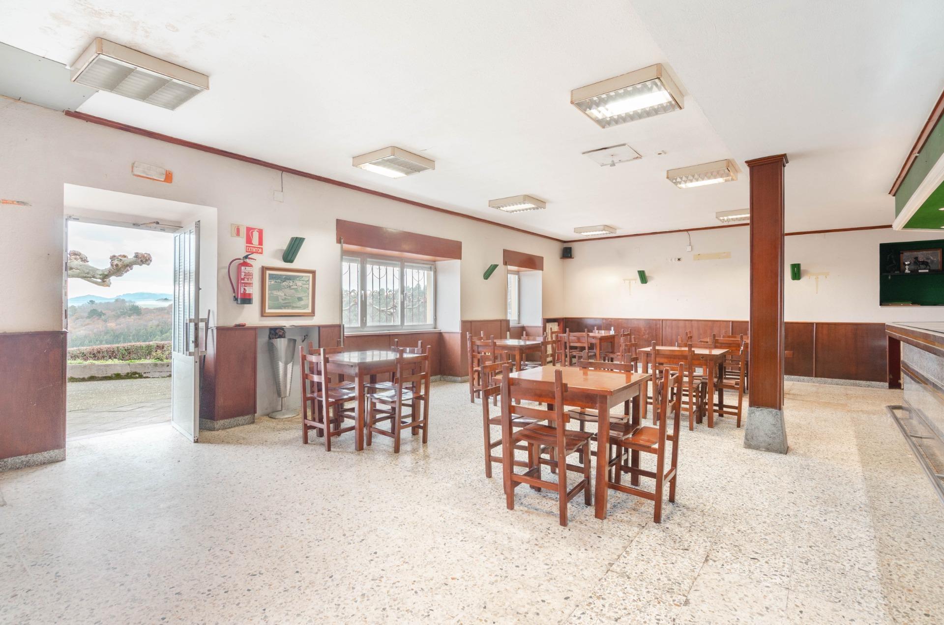 Inversión estratégica en Salas: Edificio mixto con restaurante equipado y gran potencial para hotel de 12 habitaciones con hermosas vistas.