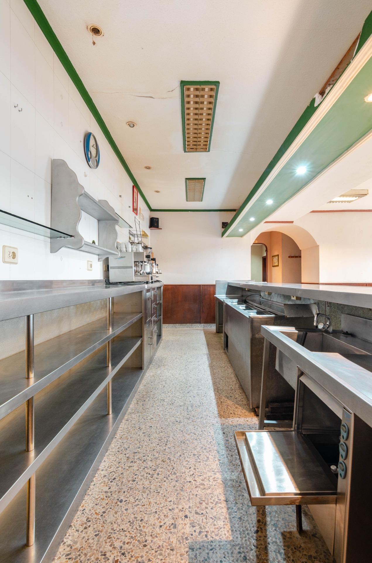 Inversión estratégica en Salas: Edificio mixto con restaurante equipado y gran potencial para hotel de 12 habitaciones con hermosas vistas.