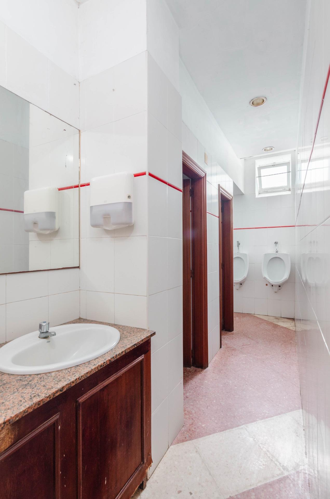 Inversión estratégica en Salas: Edificio mixto con restaurante equipado y gran potencial para hotel de 12 habitaciones con hermosas vistas.