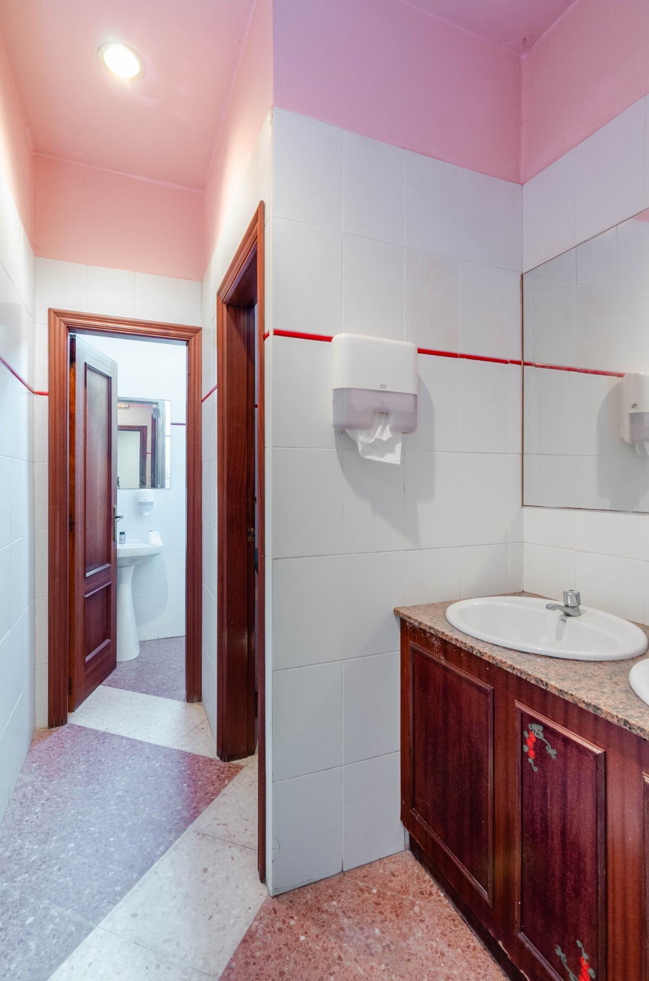 Inversión estratégica en Salas: Edificio mixto con restaurante equipado y gran potencial para hotel de 12 habitaciones con hermosas vistas.