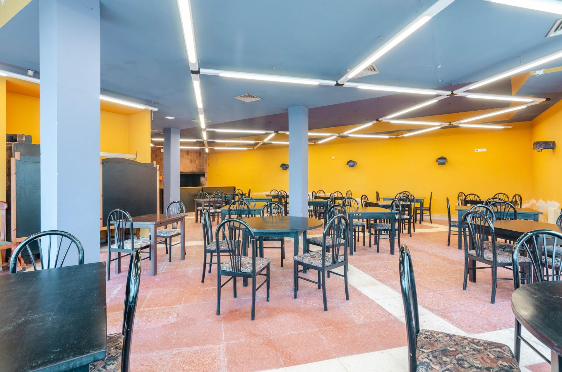 Inversión estratégica en Salas: Edificio mixto con restaurante equipado y gran potencial para hotel de 12 habitaciones con hermosas vistas.