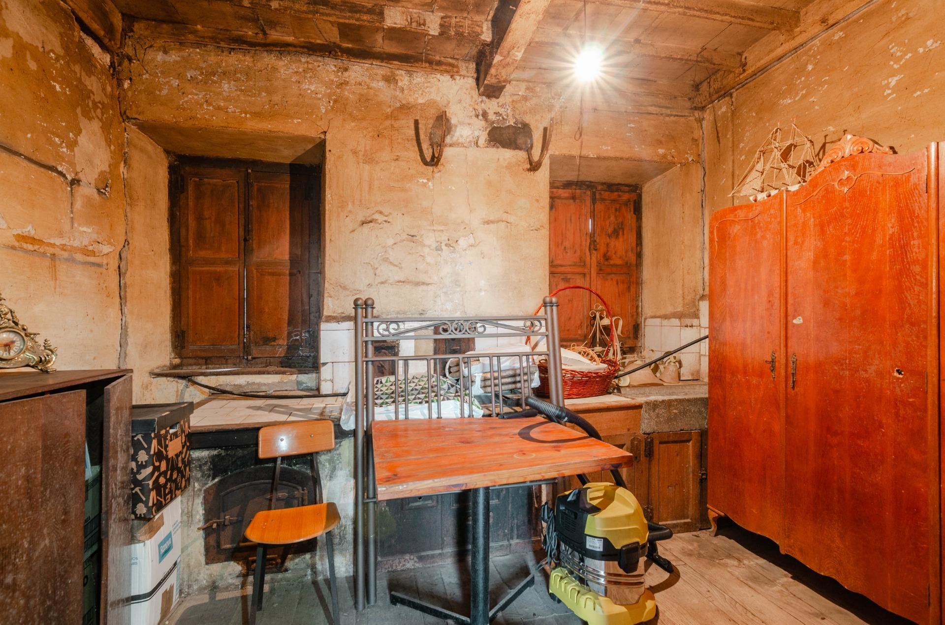 Inversión estratégica en Salas: Edificio mixto con restaurante equipado y gran potencial para hotel de 12 habitaciones con hermosas vistas.