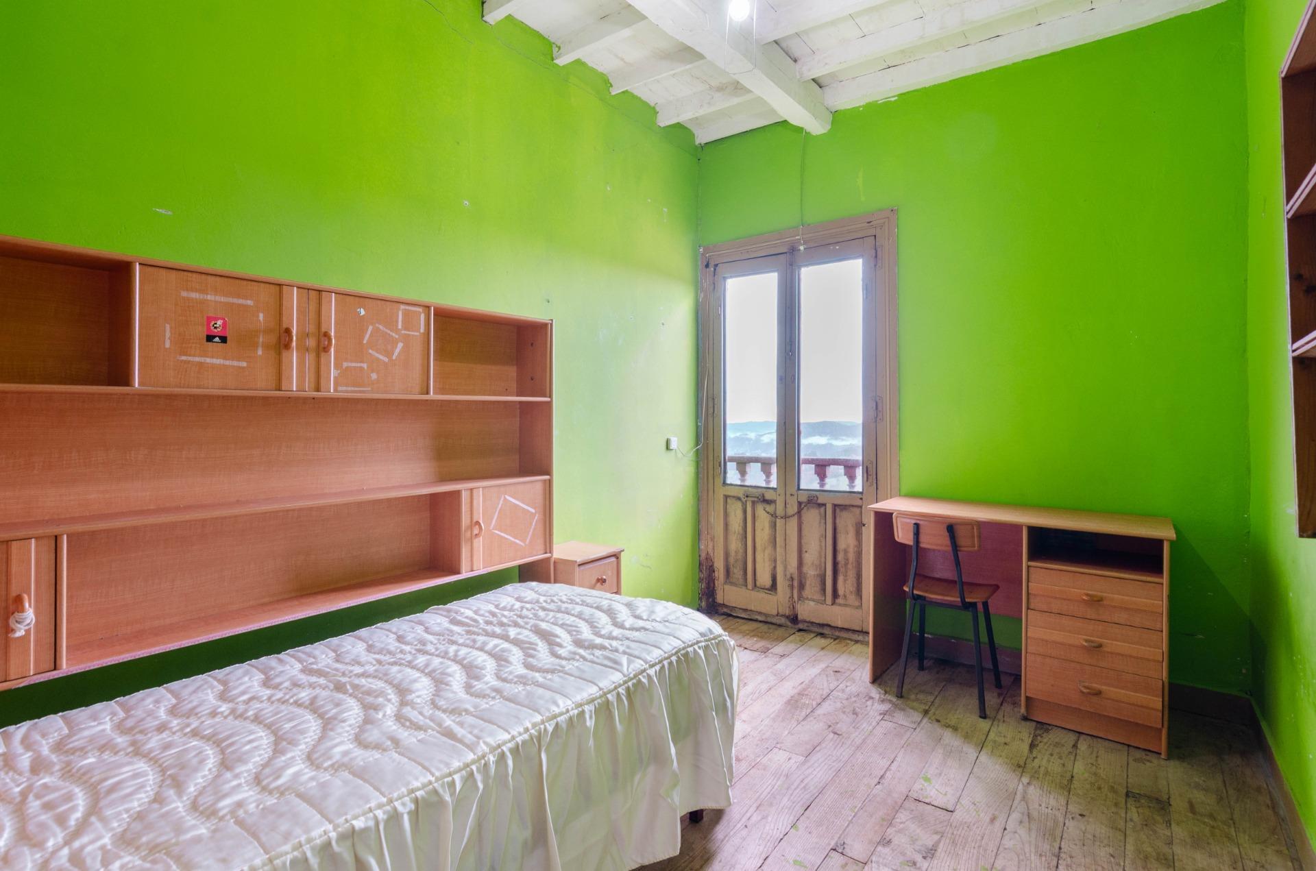 Inversión estratégica en Salas: Edificio mixto con restaurante equipado y gran potencial para hotel de 12 habitaciones con hermosas vistas.