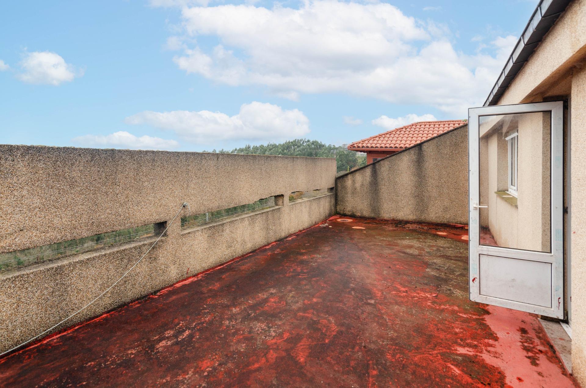 Inversión estratégica en Salas: Edificio mixto con restaurante equipado y gran potencial para hotel de 12 habitaciones con hermosas vistas.