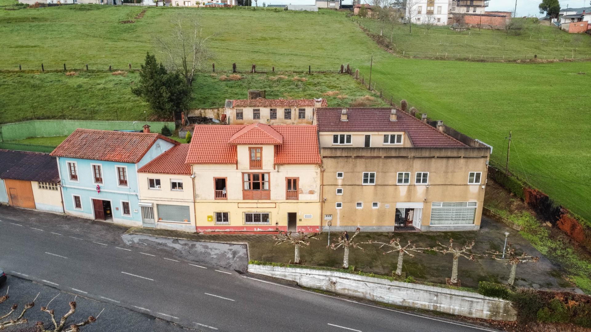 Inversión estratégica en Salas: Edificio mixto con restaurante equipado y gran potencial para hotel de 12 habitaciones con hermosas vistas.