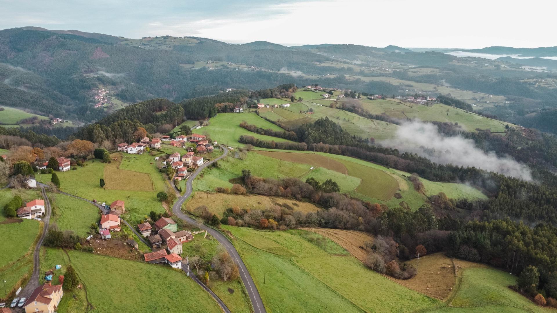 Inversión estratégica en Salas: Edificio mixto con restaurante equipado y gran potencial para hotel de 12 habitaciones con hermosas vistas.