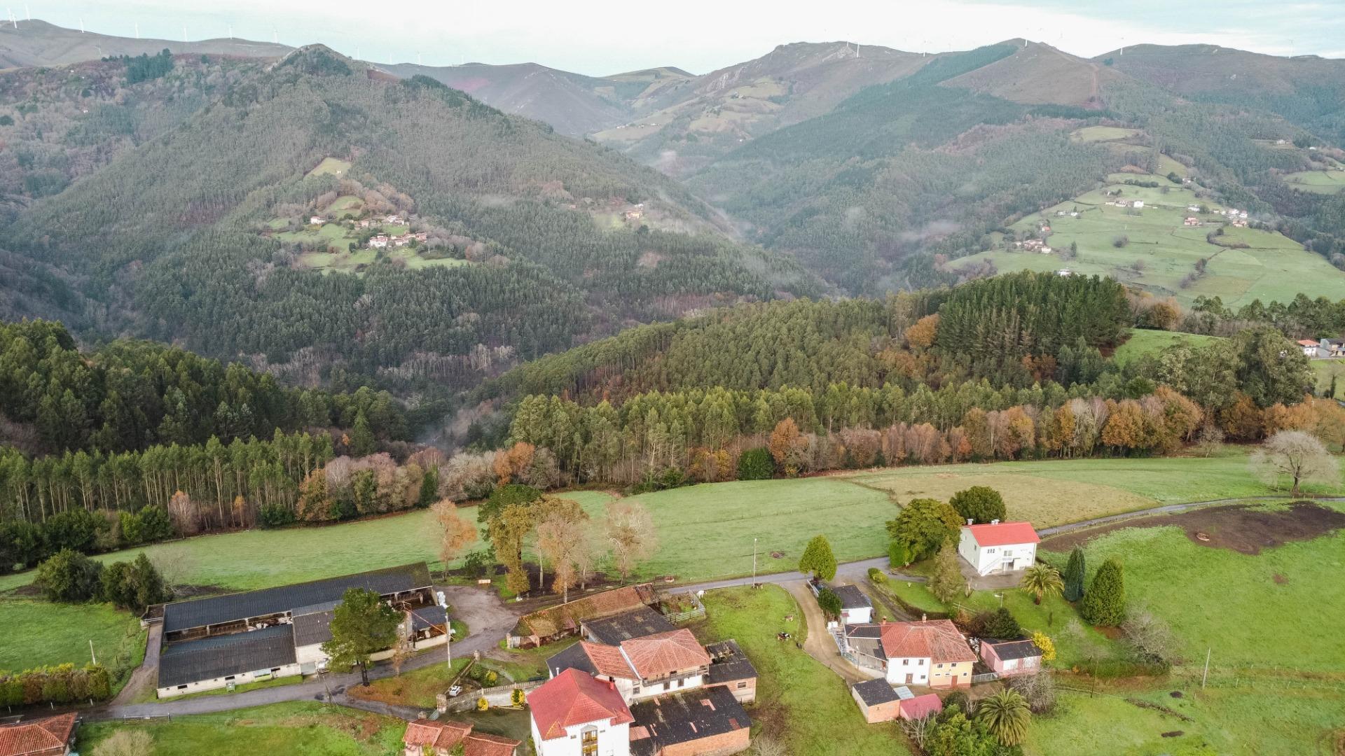 Inversión estratégica en Salas: Edificio mixto con restaurante equipado y gran potencial para hotel de 12 habitaciones con hermosas vistas.