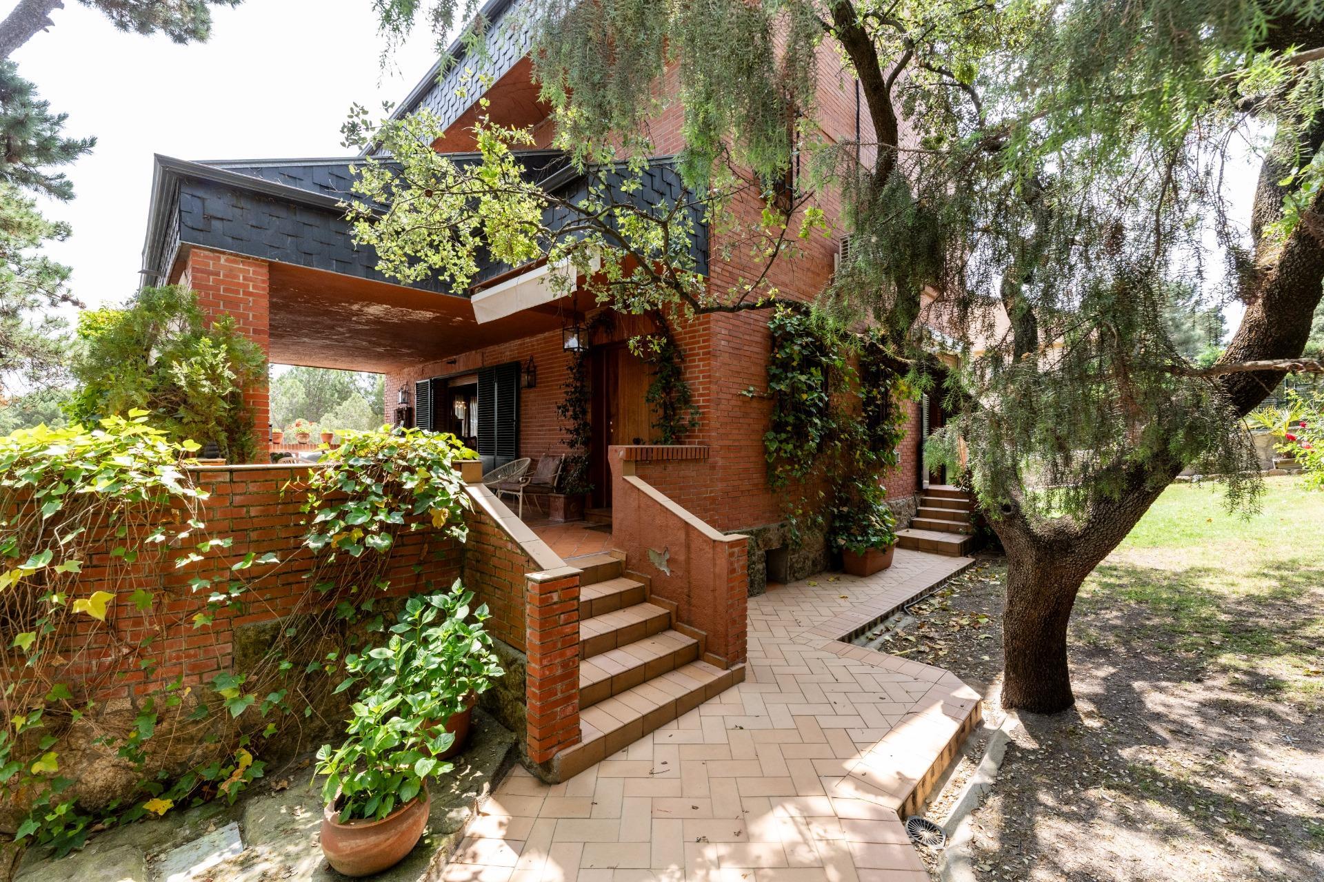 MAGNÍFICO CHALET INDEPENDIENTE EN URBANIZACIÓN EXCLUSIVA CON PISCINA JUNTO A LA COLONIA TORRELODONES