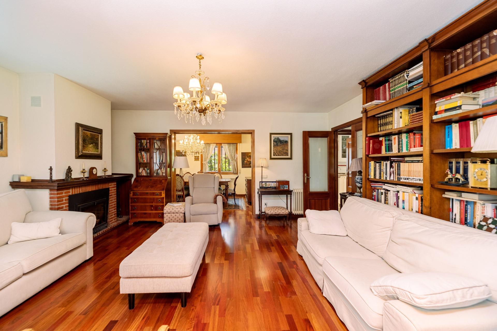 MAGNÍFICO CHALET INDEPENDIENTE EN URBANIZACIÓN EXCLUSIVA CON PISCINA JUNTO A LA COLONIA TORRELODONES