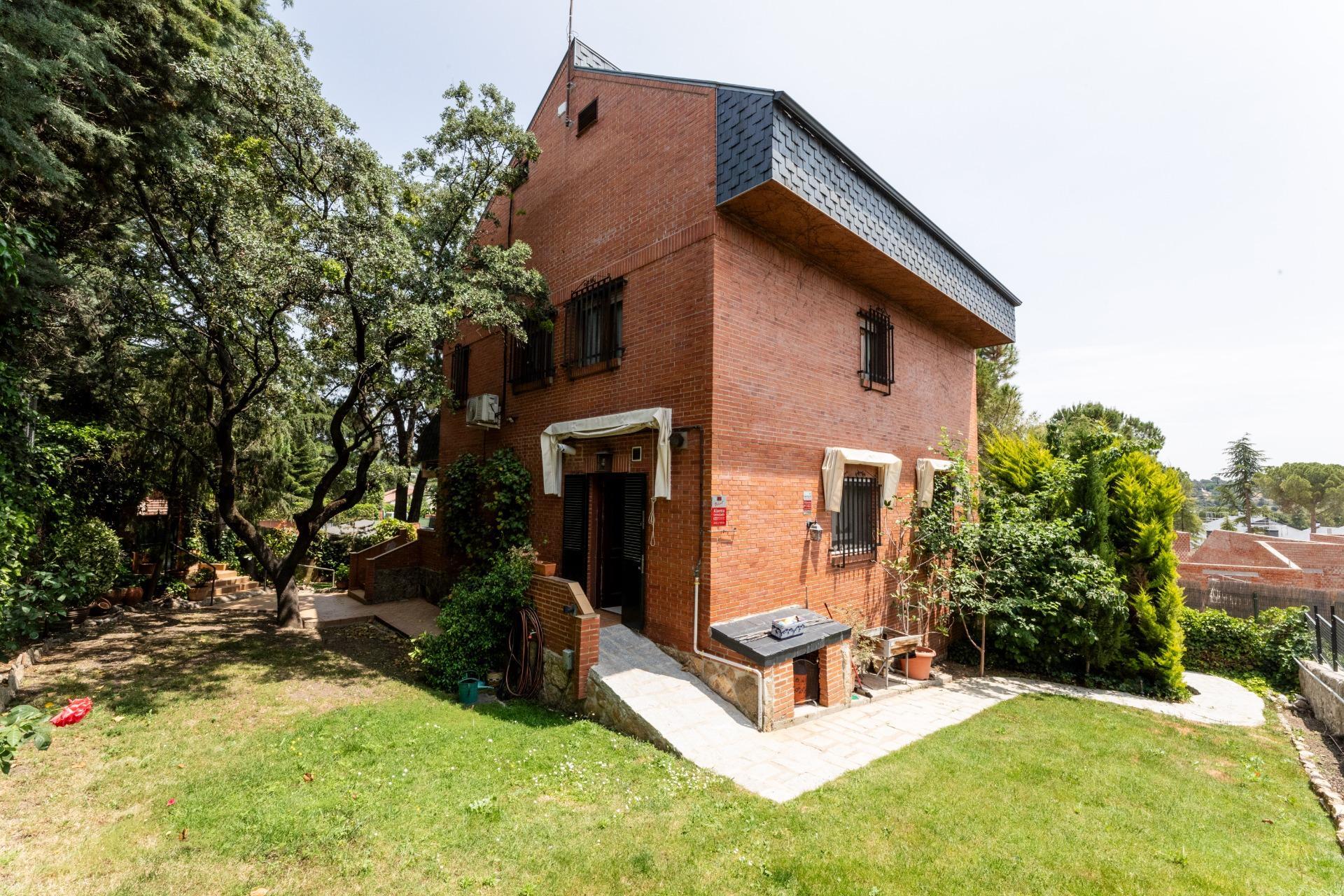 MAGNÍFICO CHALET INDEPENDIENTE EN URBANIZACIÓN EXCLUSIVA CON PISCINA JUNTO A LA COLONIA TORRELODONES