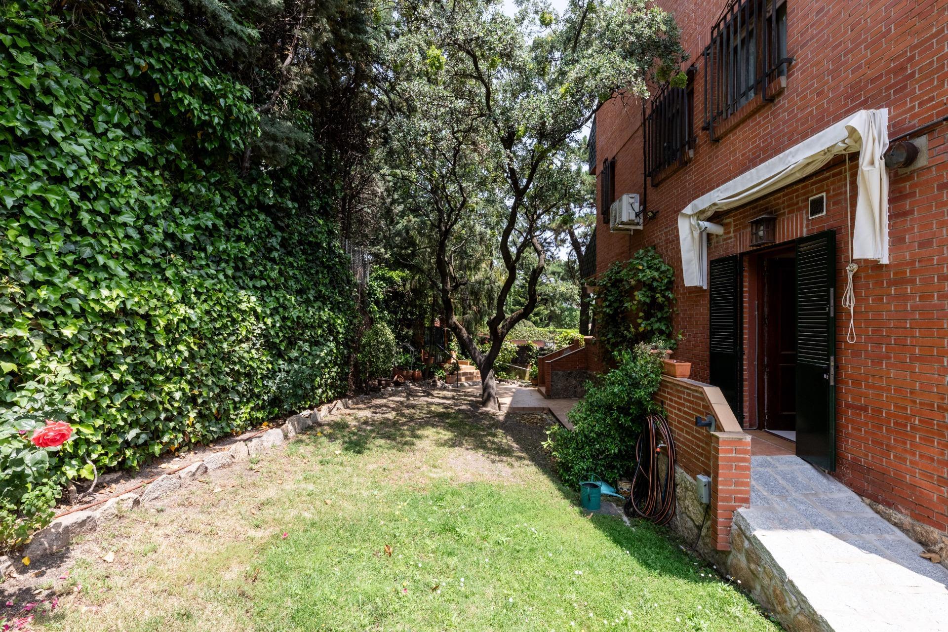 MAGNÍFICO CHALET INDEPENDIENTE EN URBANIZACIÓN EXCLUSIVA CON PISCINA JUNTO A LA COLONIA TORRELODONES