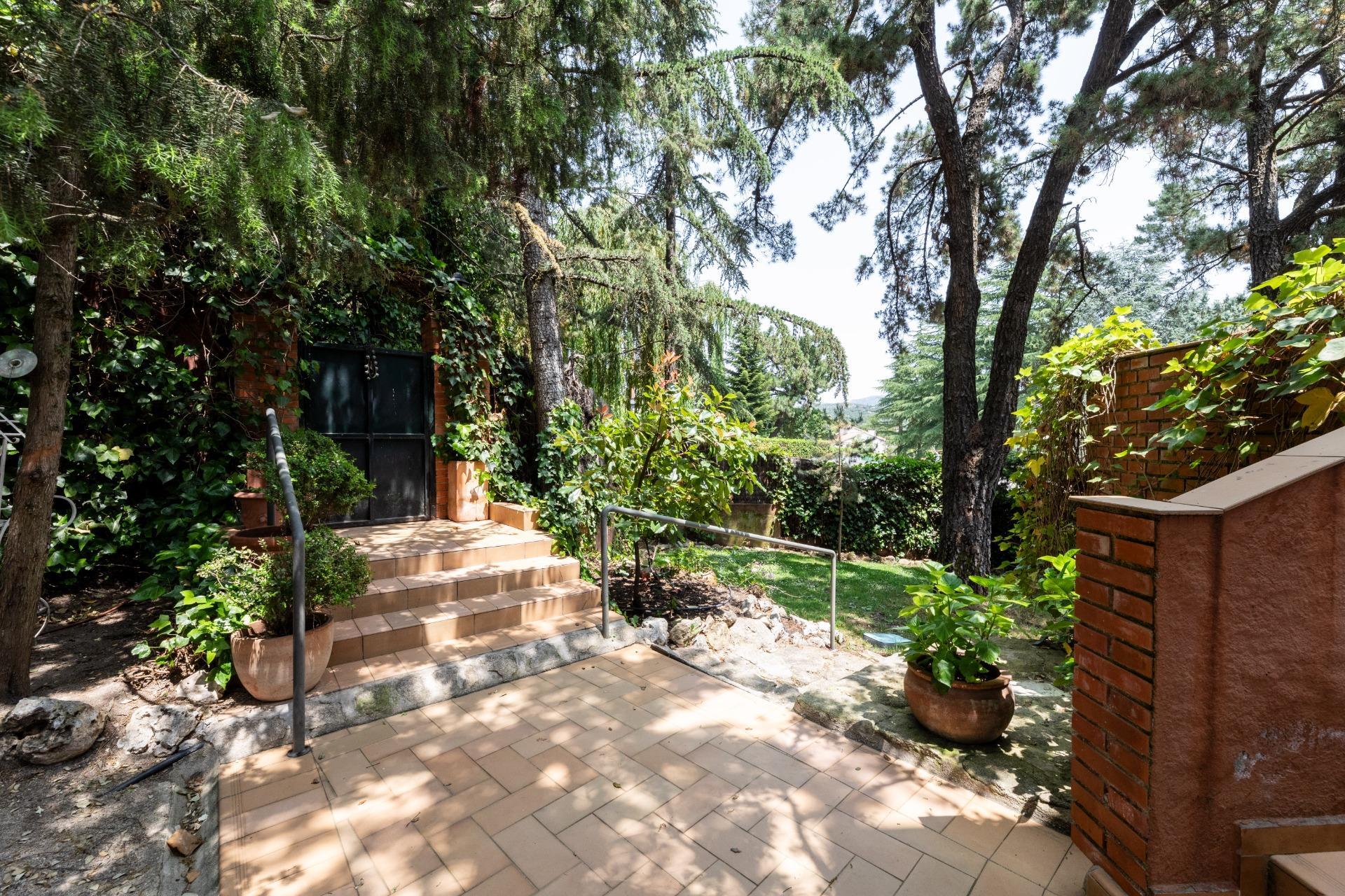 MAGNÍFICO CHALET INDEPENDIENTE EN URBANIZACIÓN EXCLUSIVA CON PISCINA JUNTO A LA COLONIA TORRELODONES