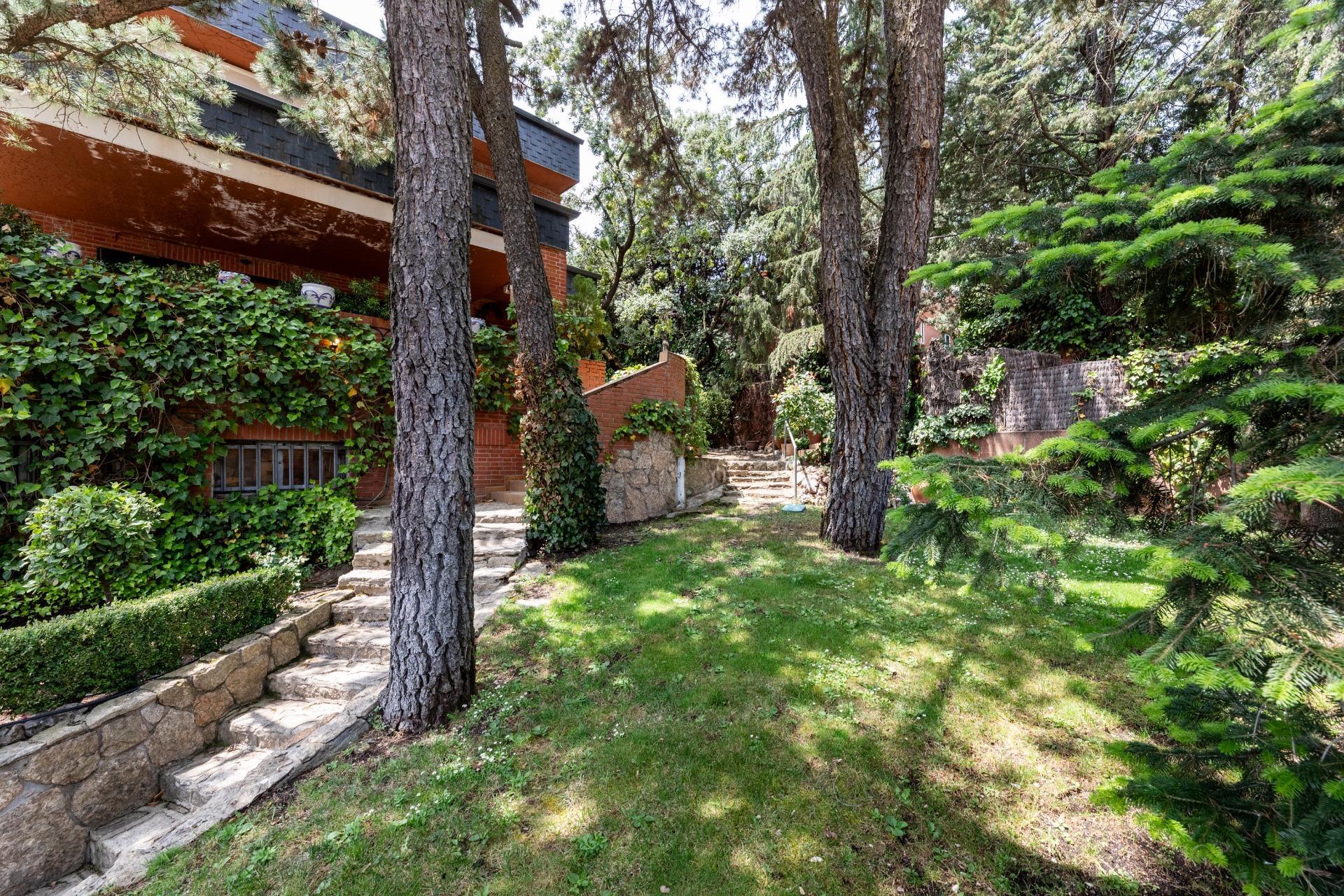 MAGNÍFICO CHALET INDEPENDIENTE EN URBANIZACIÓN EXCLUSIVA CON PISCINA JUNTO A LA COLONIA TORRELODONES