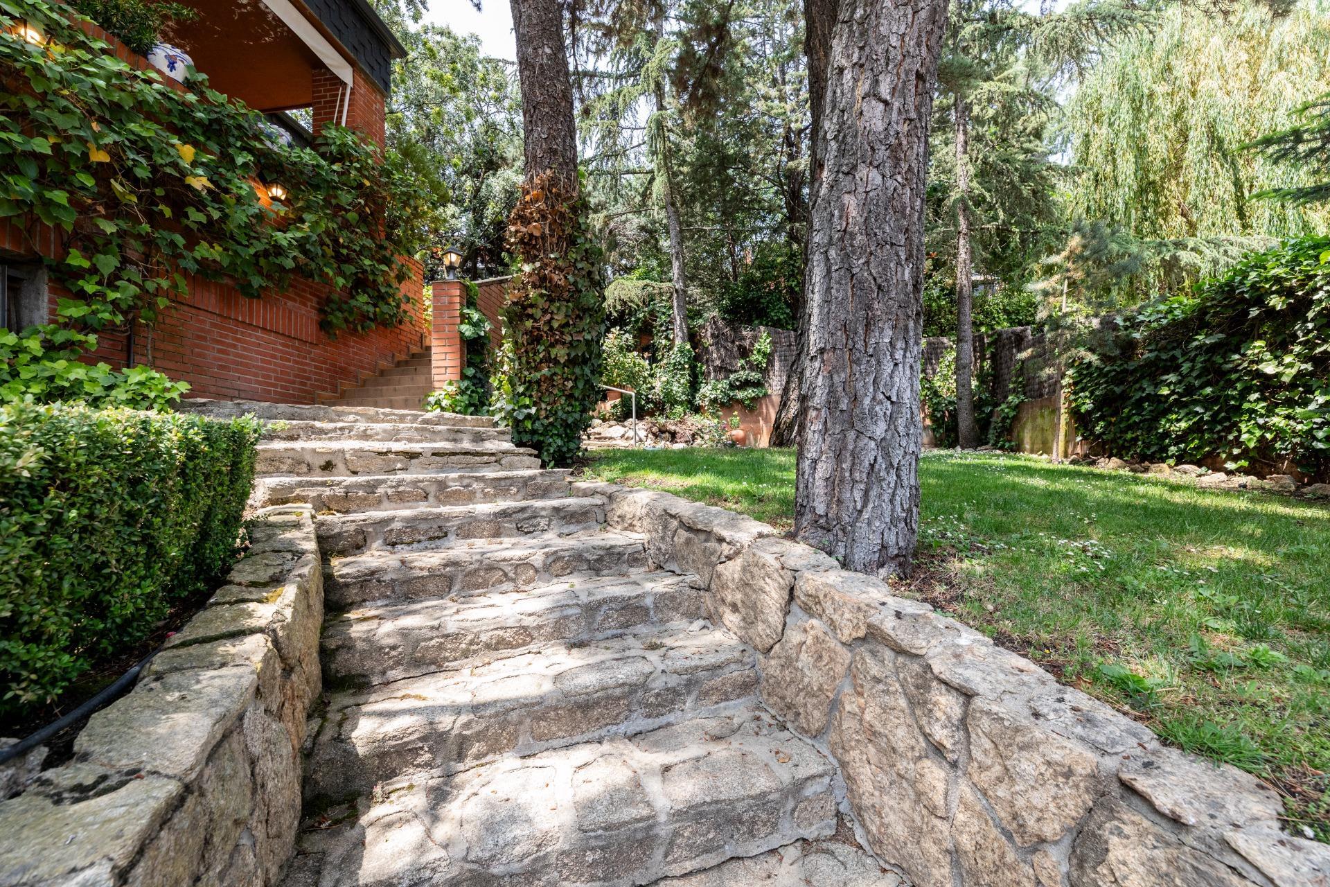 MAGNÍFICO CHALET INDEPENDIENTE EN URBANIZACIÓN EXCLUSIVA CON PISCINA JUNTO A LA COLONIA TORRELODONES