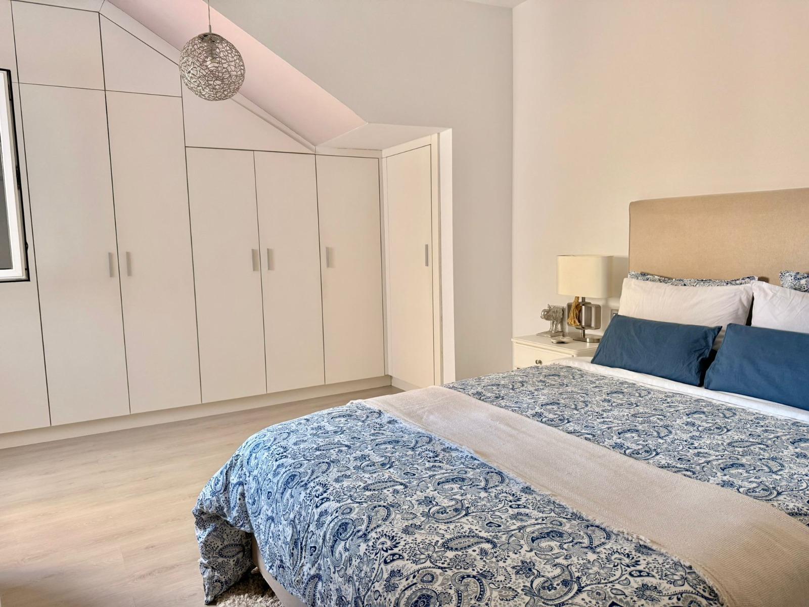 EXCLUSIVO ÁTICO CON TERRAZA PRIVADA EN LA CUBIERTA Y VISTAS AL PUERTO