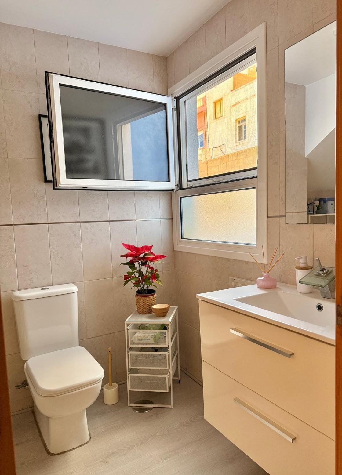 EXCLUSIVO ÁTICO CON TERRAZA PRIVADA EN LA CUBIERTA Y VISTAS AL PUERTO