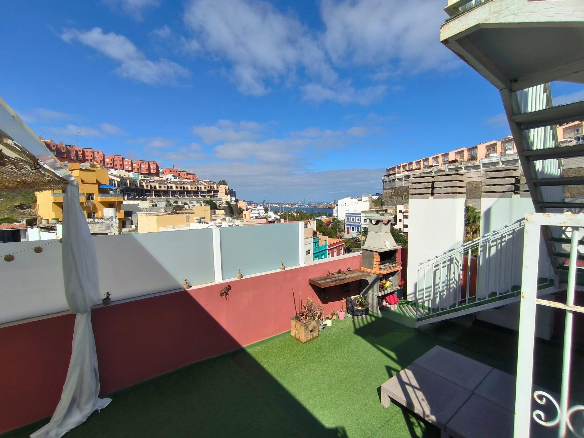 EXCLUSIVO ÁTICO CON TERRAZA PRIVADA EN LA CUBIERTA Y VISTAS AL PUERTO