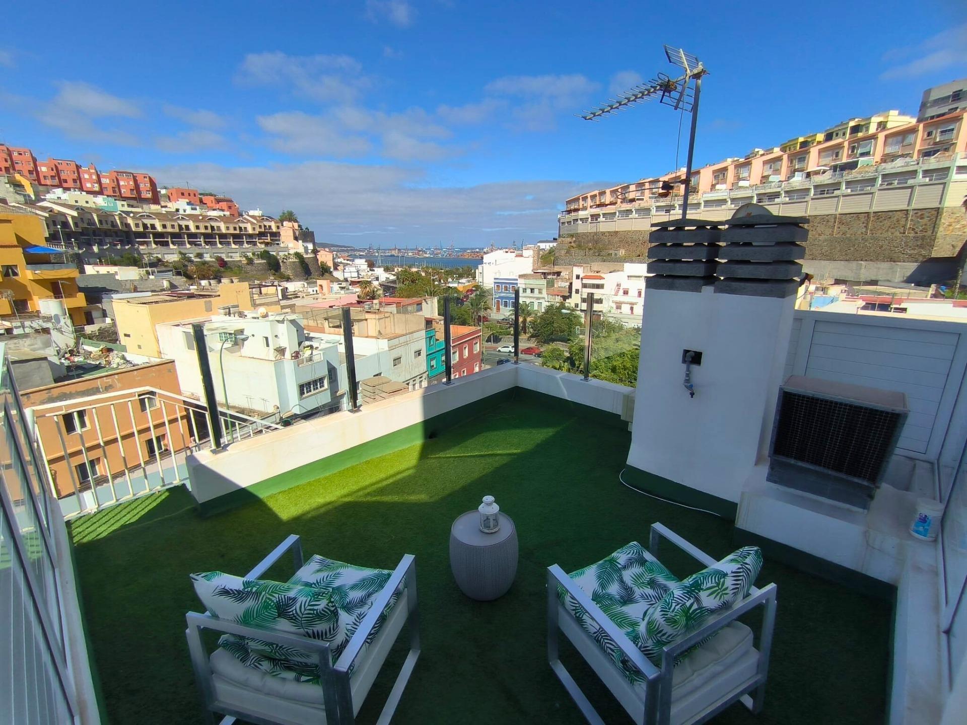 EXCLUSIVO ÁTICO CON TERRAZA PRIVADA EN LA CUBIERTA Y VISTAS AL PUERTO