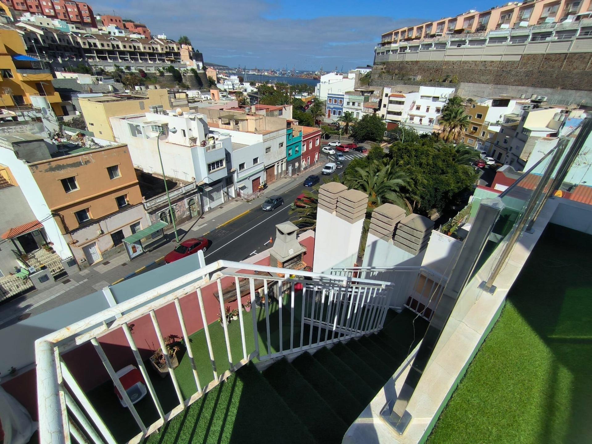 EXCLUSIVO ÁTICO CON TERRAZA PRIVADA EN LA CUBIERTA Y VISTAS AL PUERTO