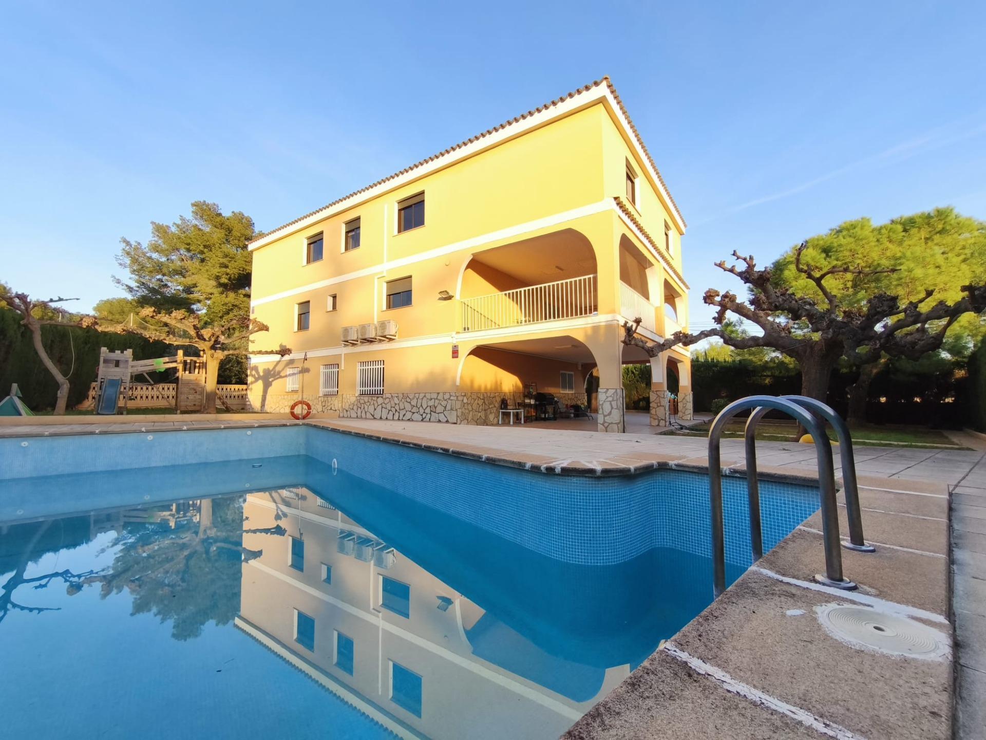 Villa con Vistas y Gran Potencial en La Galera