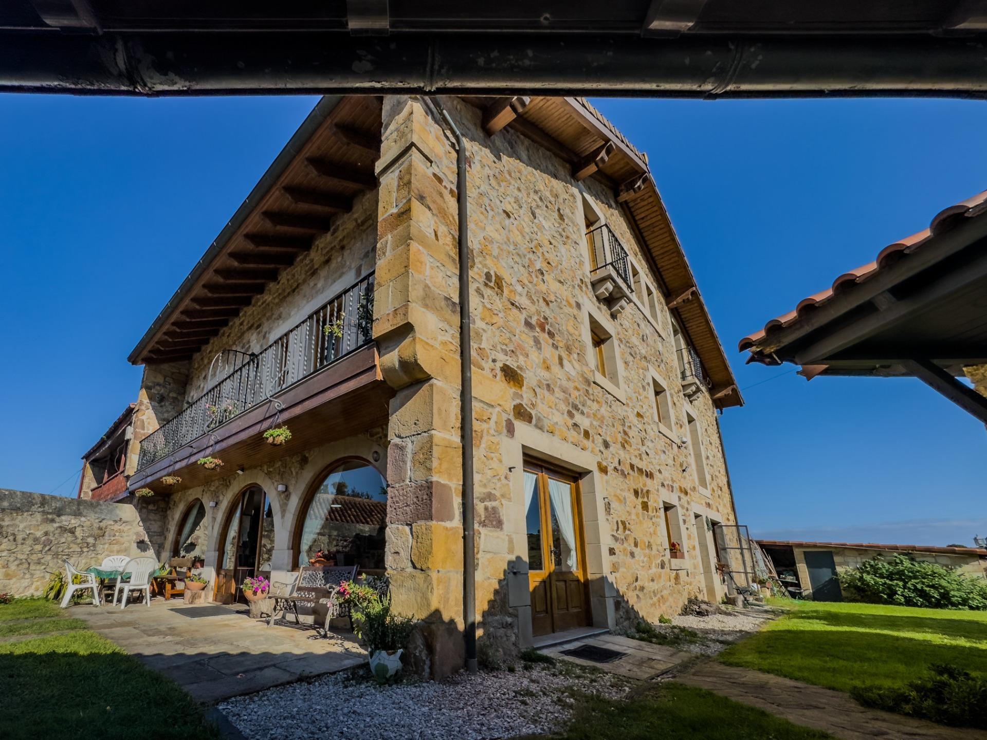 Casa rural de piedra con jardín y vistas abiertas, perfecta para vivir o invertir