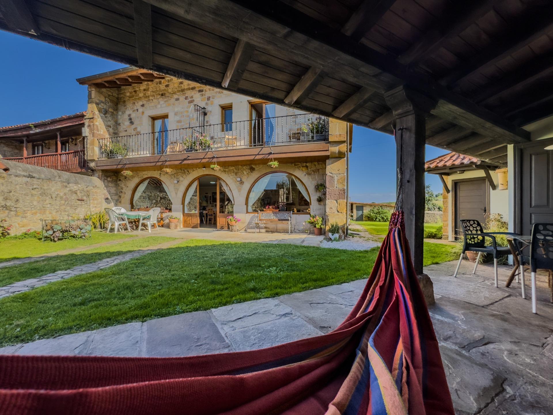 Casa rural de piedra con jardín y vistas abiertas, perfecta para vivir o invertir