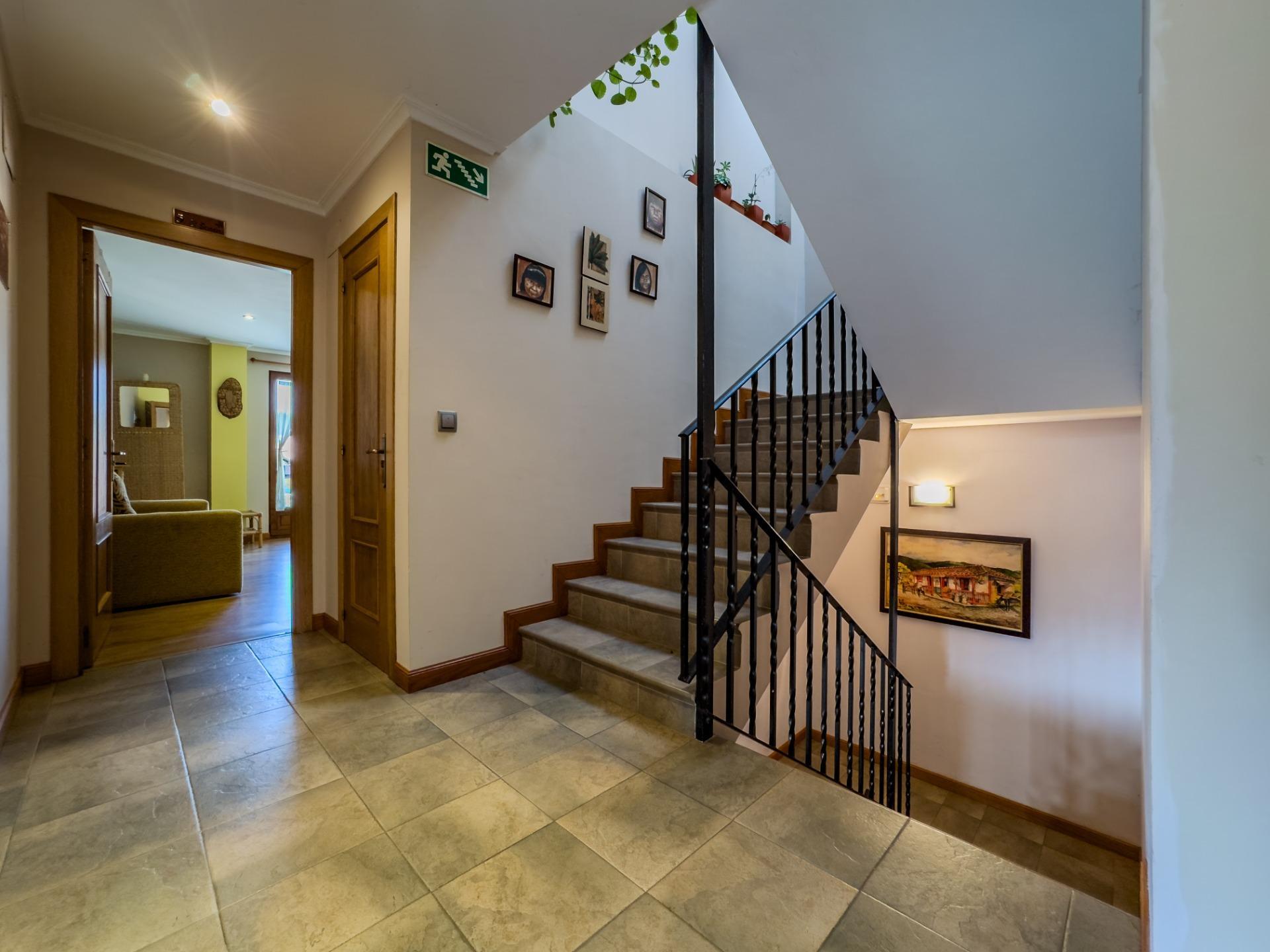 Casa rural de piedra con jardín y vistas abiertas, perfecta para vivir o invertir