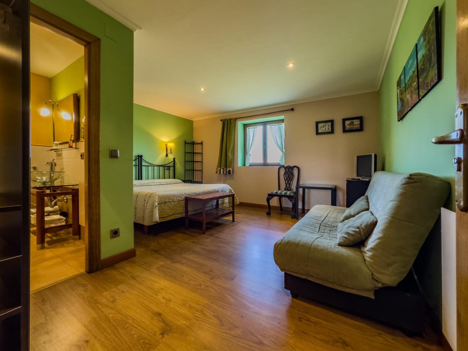 Casa rural de piedra con jardín y vistas abiertas, perfecta para vivir o invertir