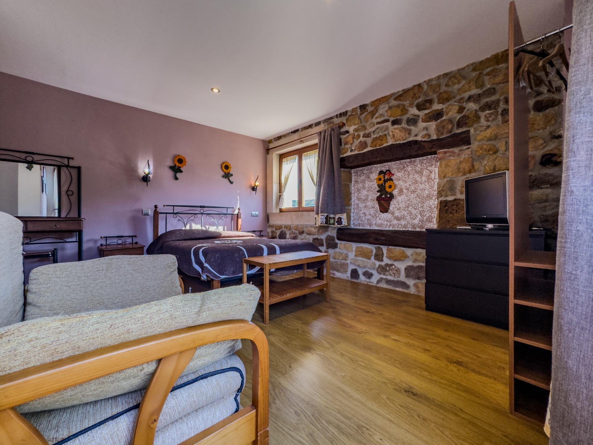 Casa rural de piedra con jardín y vistas abiertas, perfecta para vivir o invertir