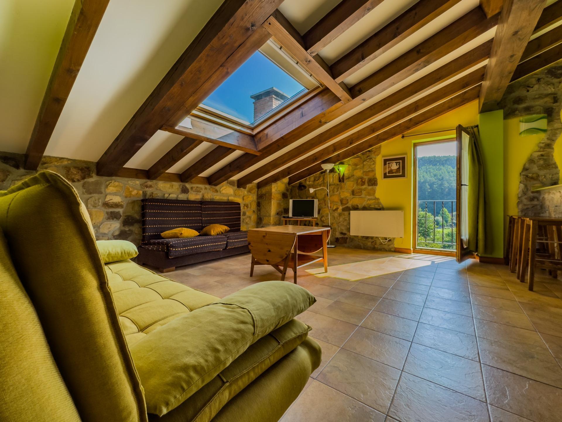 Casa rural de piedra con jardín y vistas abiertas, perfecta para vivir o invertir