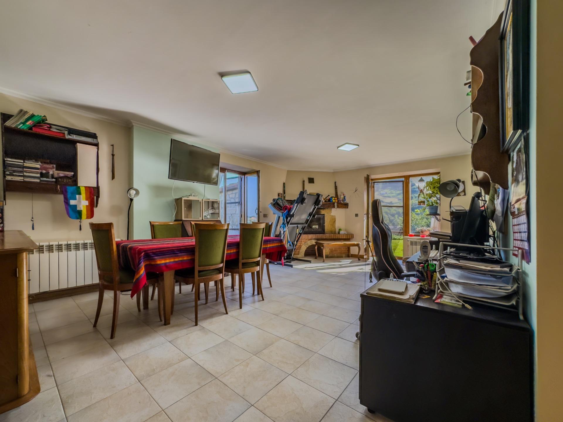 Casa rural de piedra con jardín y vistas abiertas, perfecta para vivir o invertir