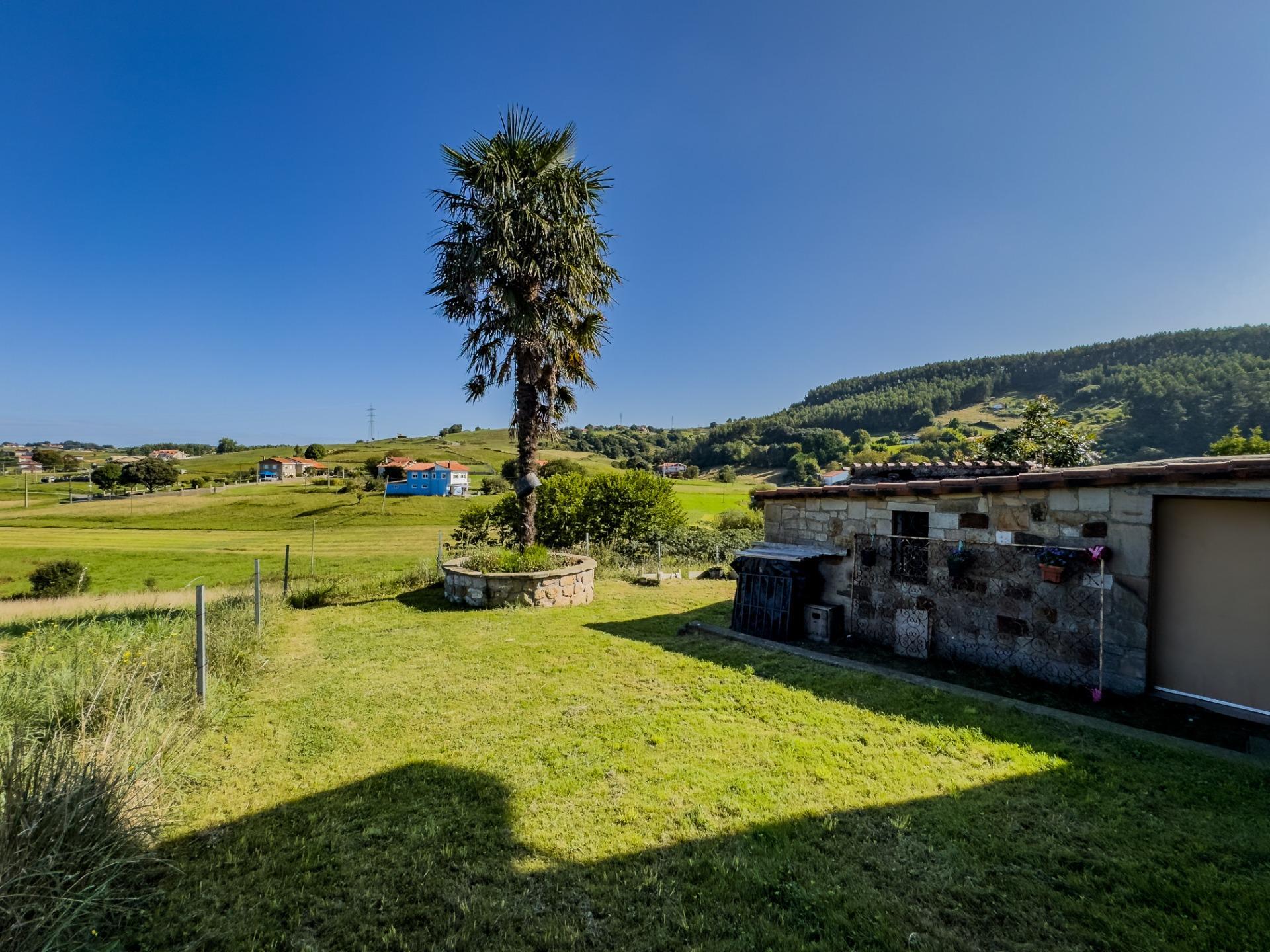 Casa rural de piedra con jardín y vistas abiertas, perfecta para vivir o invertir