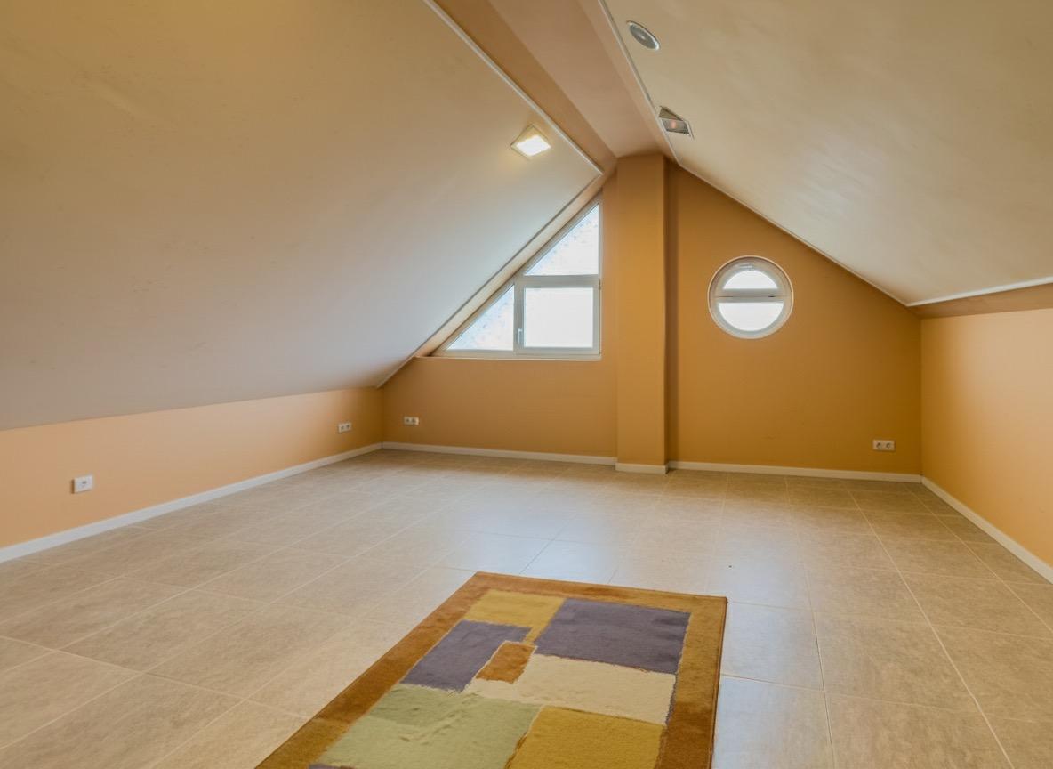 ? Chalet independiente en Barrio Monasterio Escobedo de Camargo