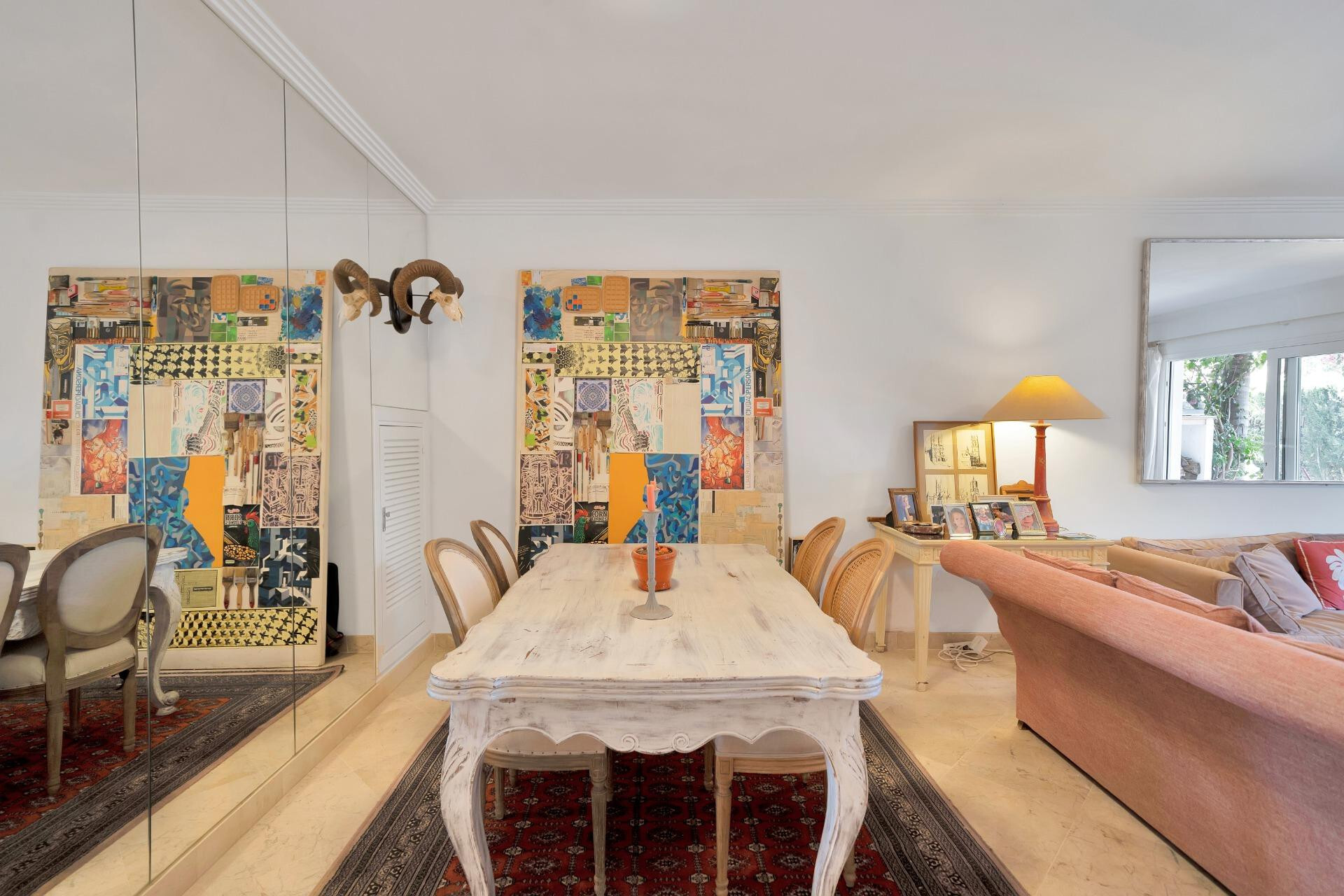 ¡Nueva en el mercado!  Pareada en Nagüeles, 4 dormitorios, perfecta para familias. Ideal para proyecto de renovación y venta