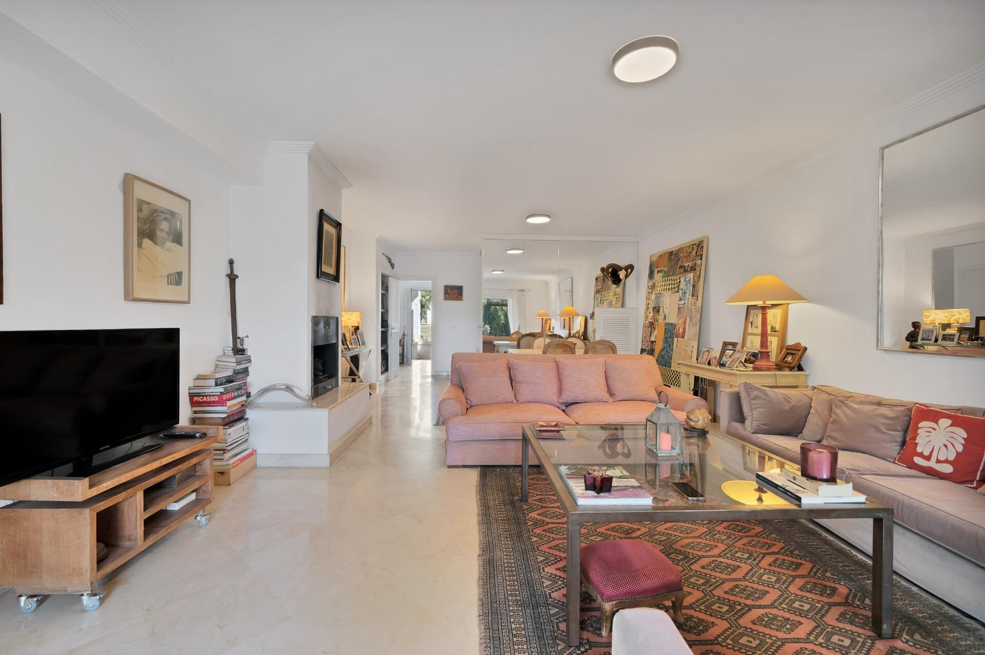 ¡Nueva en el mercado!  Pareada en Nagüeles, 4 dormitorios, perfecta para familias. Ideal para proyecto de renovación y venta