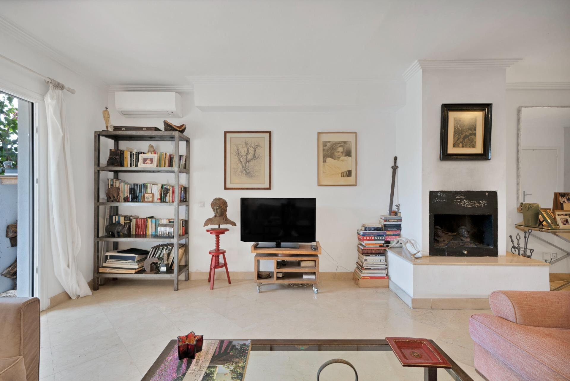 ¡Nueva en el mercado!  Pareada en Nagüeles, 4 dormitorios, perfecta para familias. Ideal para proyecto de renovación y venta