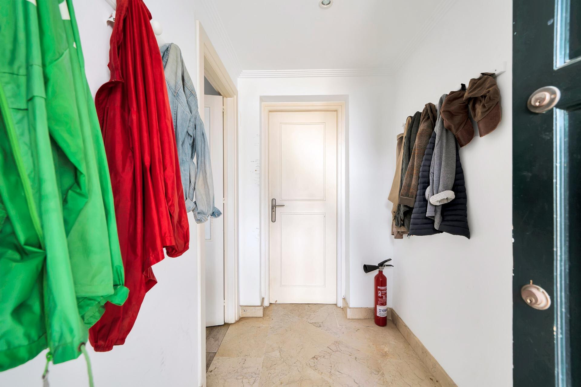 ¡Nueva en el mercado!  Pareada en Nagüeles, 4 dormitorios, perfecta para familias. Ideal para proyecto de renovación y venta