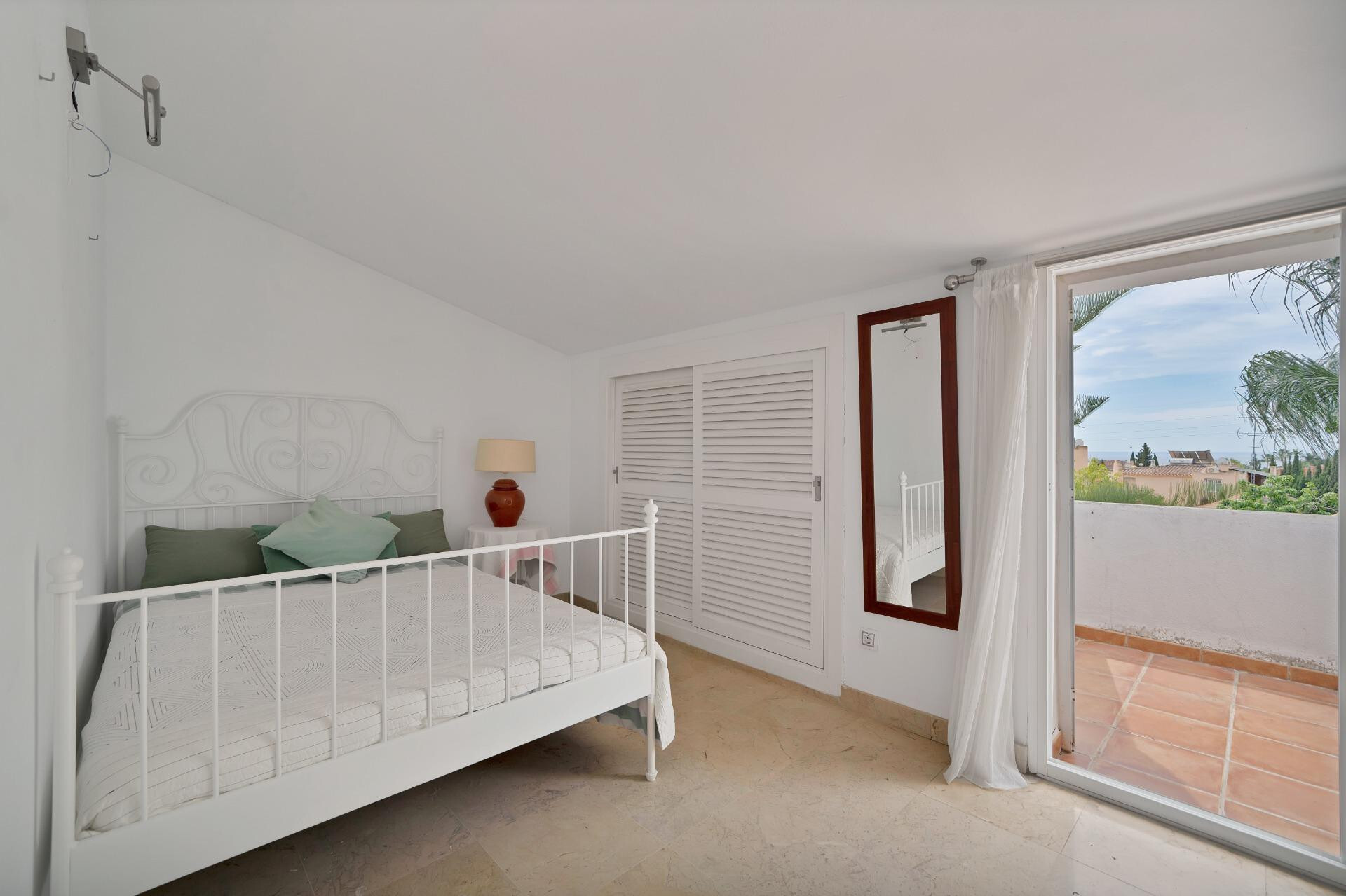 ¡Nueva en el mercado!  Pareada en Nagüeles, 4 dormitorios, perfecta para familias. Ideal para proyecto de renovación y venta