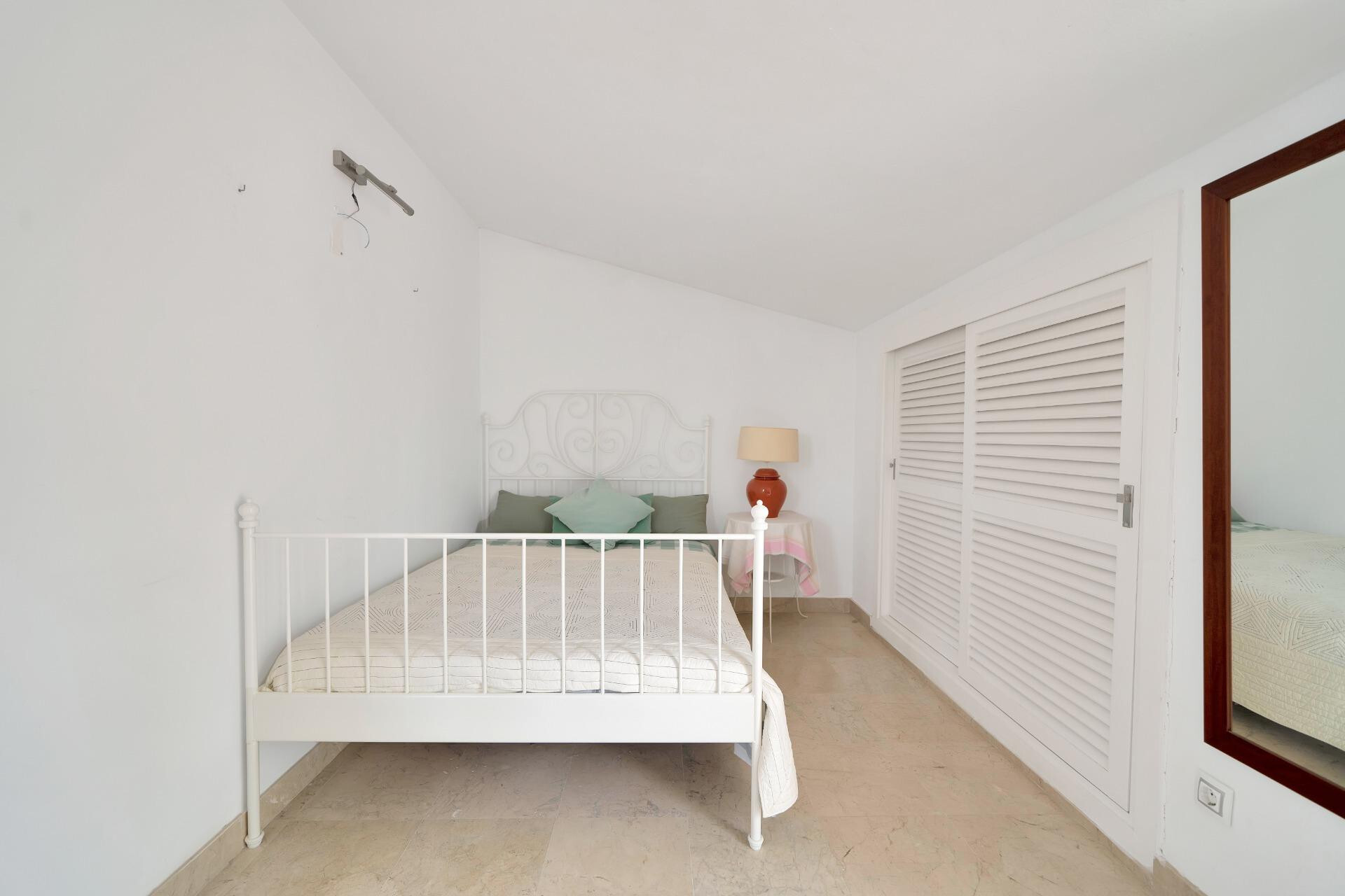 ¡Nueva en el mercado!  Pareada en Nagüeles, 4 dormitorios, perfecta para familias. Ideal para proyecto de renovación y venta