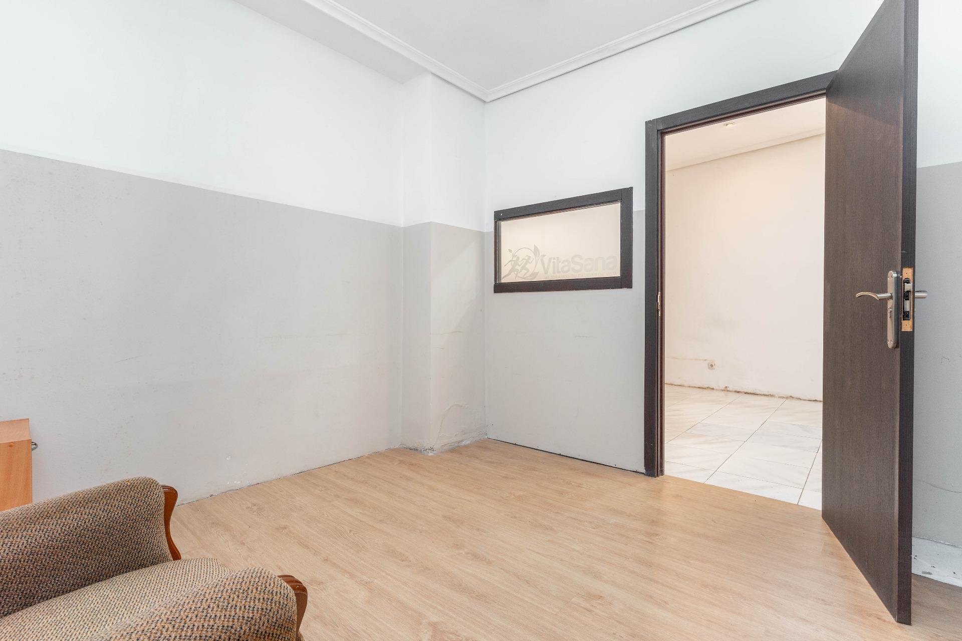 Oportunidad de Local Comercial en Avilés con Posibilidad de Conversión a Vivienda