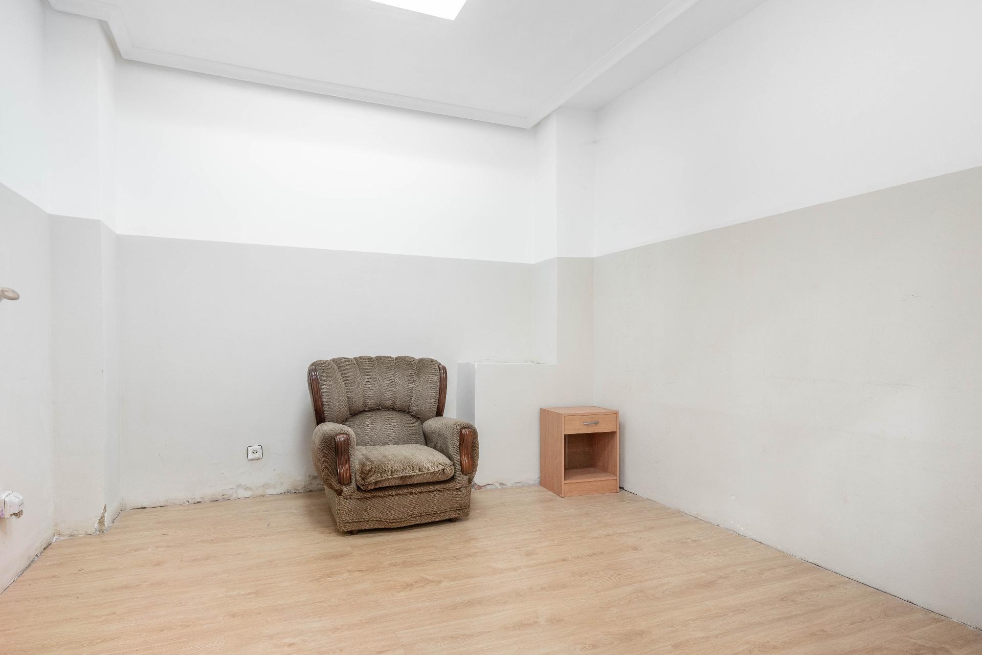 Oportunidad de Local Comercial en Avilés con Posibilidad de Conversión a Vivienda