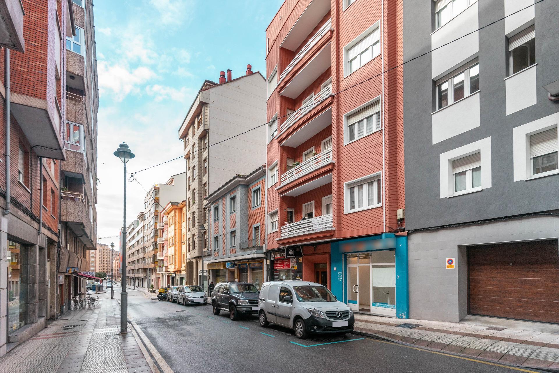 Oportunidad de Local Comercial en Avilés con Posibilidad de Conversión a Vivienda