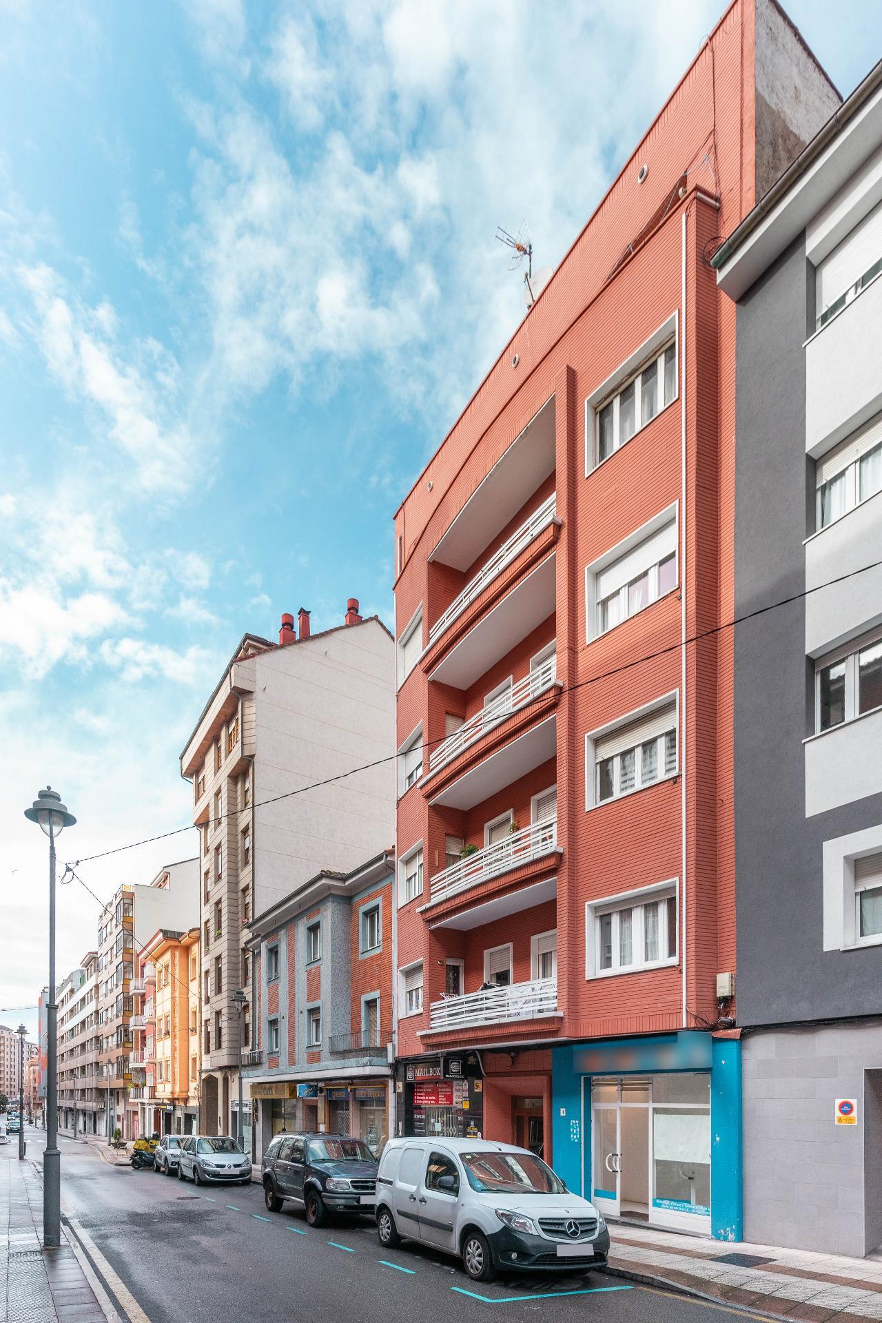 Oportunidad de Local Comercial en Avilés con Posibilidad de Conversión a Vivienda