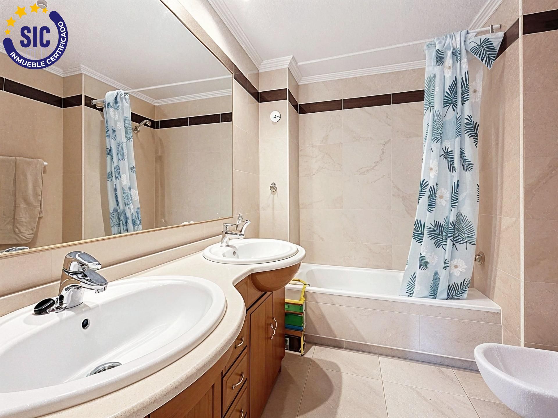 Tu Refugio Frente al Mar: Exclusividad y Vistas en Playa del Torres