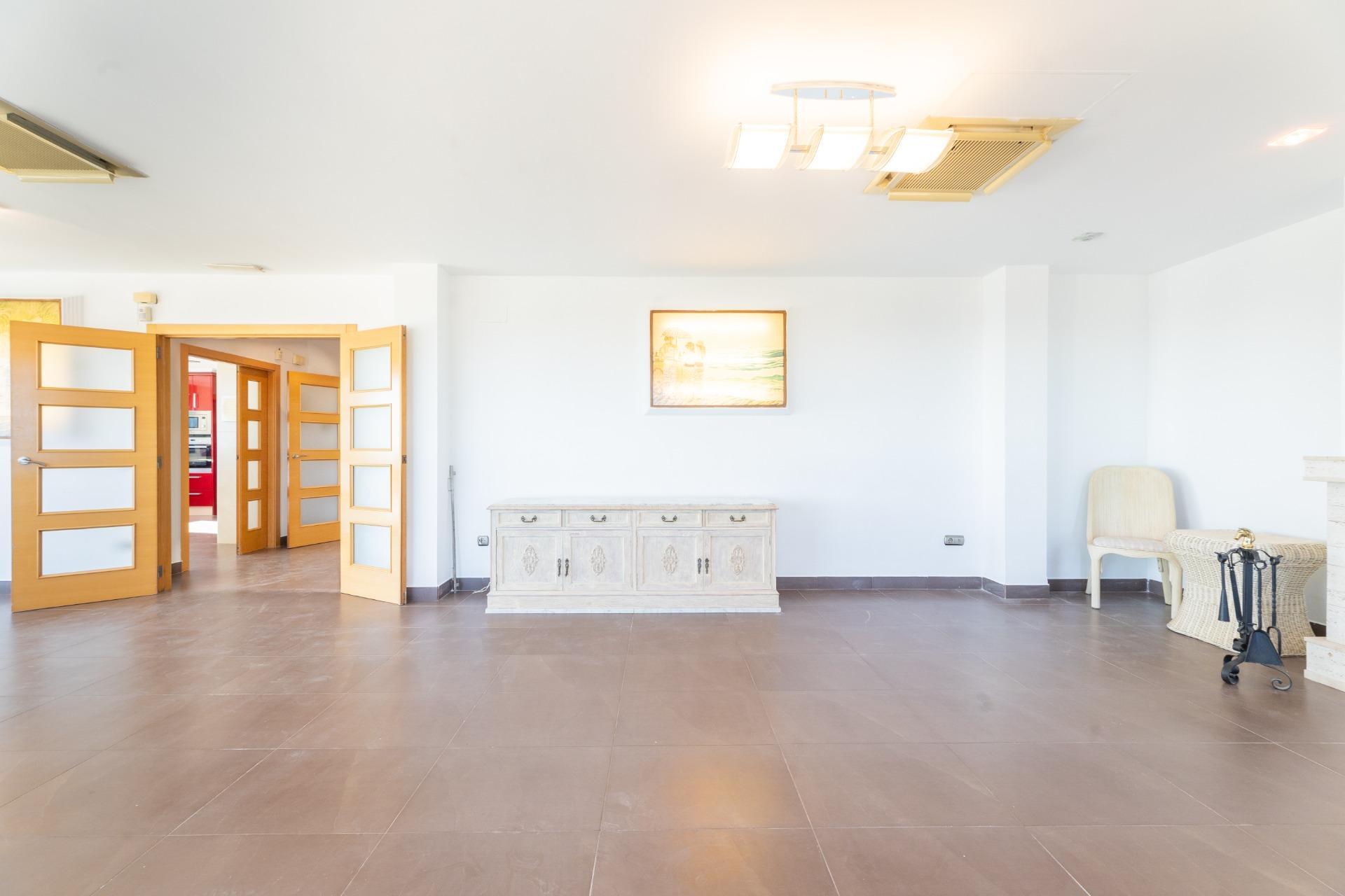 Chalet de Lujo con Vistas Privilegiadas y Estilo de Vida Exclusivo