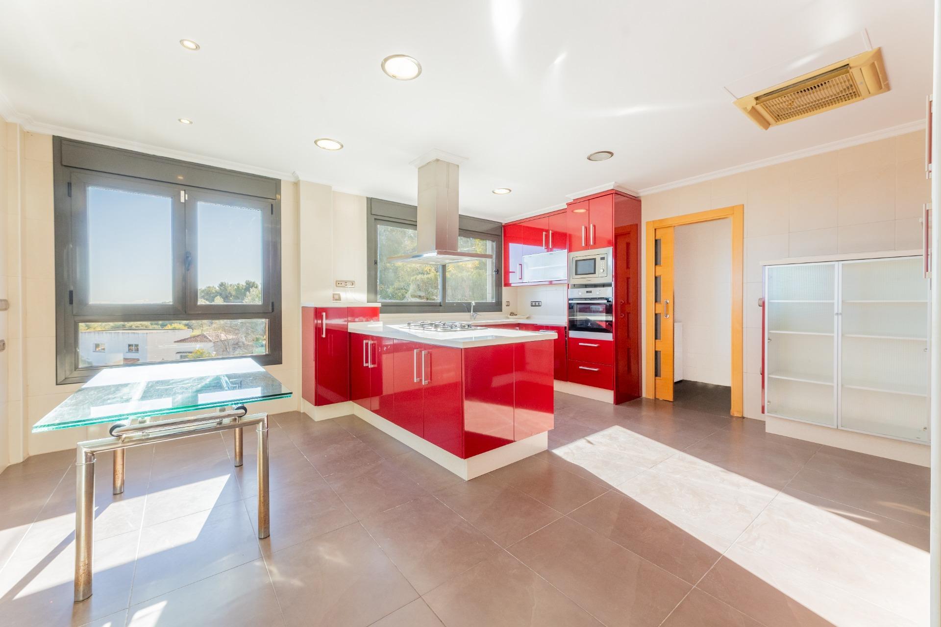 Chalet de Lujo con Vistas Privilegiadas y Estilo de Vida Exclusivo